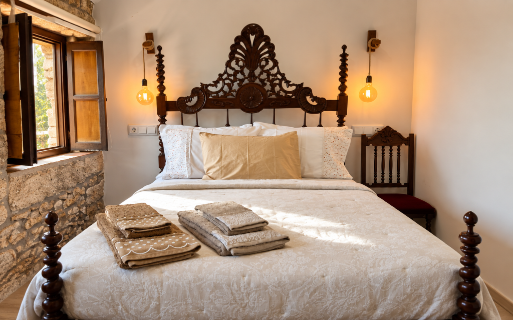 Quarto rústico com cama entalhada e luz quente